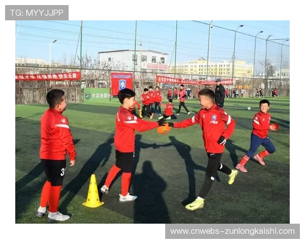 铁路公园足球场周末训练忙，多支少年足球队磨练技术